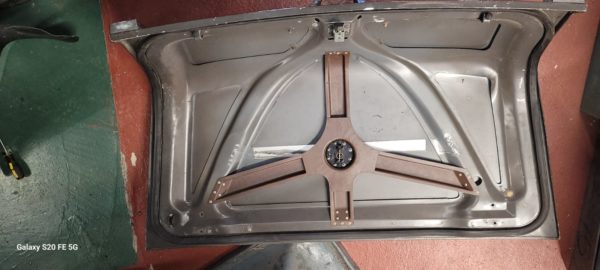 Boot lid with spare wheel mounting hub